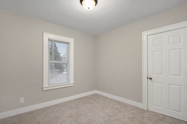 Building Photo - NW 2BR Upper