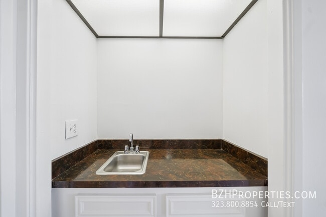 Building Photo - 333 S Elm Dr