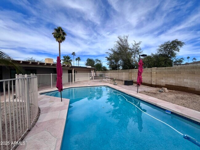 Building Photo - 2129 E Huntington Dr