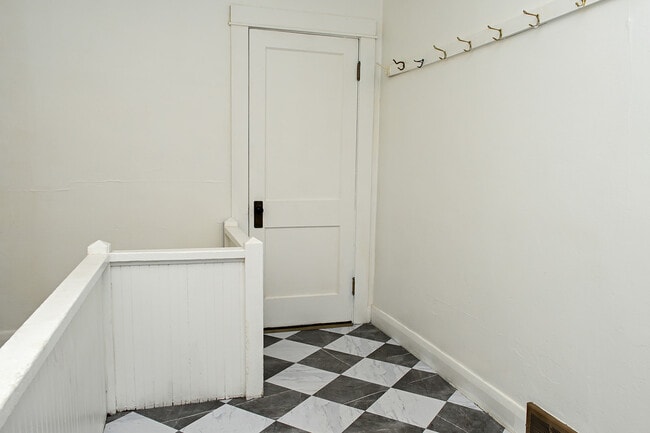 Building Photo - 628 S Main St