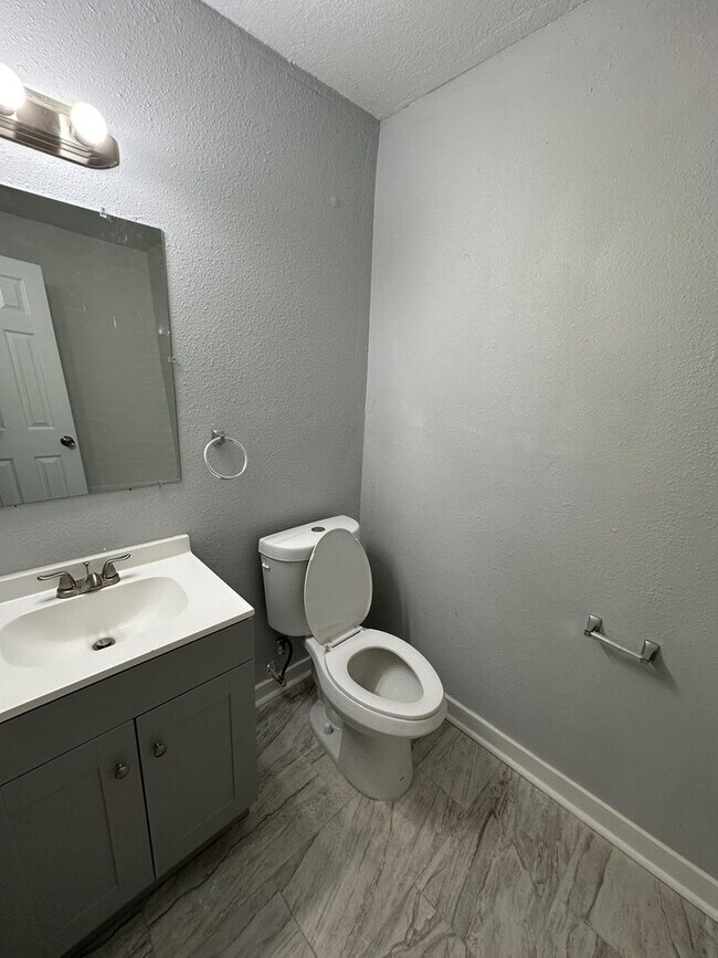 Building Photo - All Brick 4 bedroom 2 bath Northside Rental!