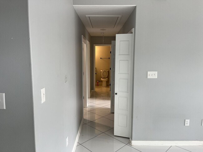 Building Photo - 606 E 23rd St