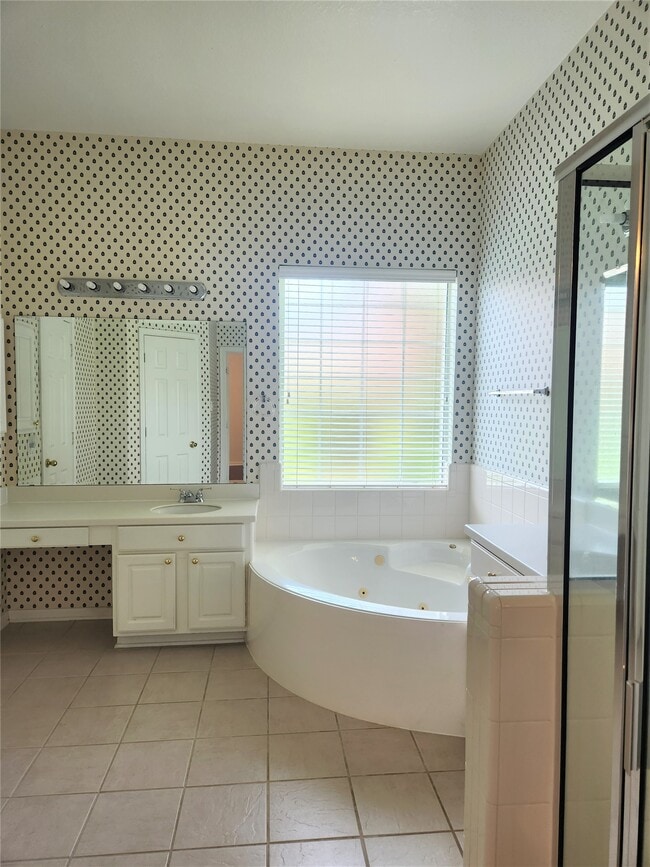 Building Photo - 3614 Double Lake Dr