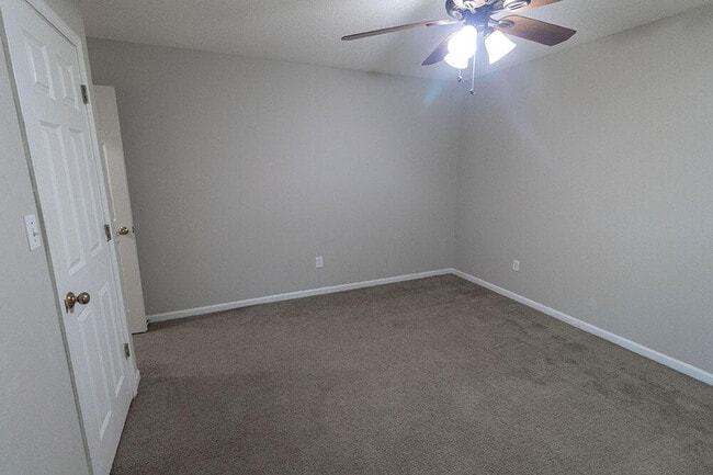 Building Photo - 5569 Pinehurst Ln