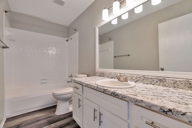 Building Photo - Newly remodeled 3 Bed 2 Bath Duplex!!