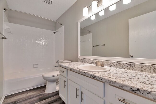 Building Photo - Newly remodeled 3 Bed 2 Bath Duplex!! Fenced yard!