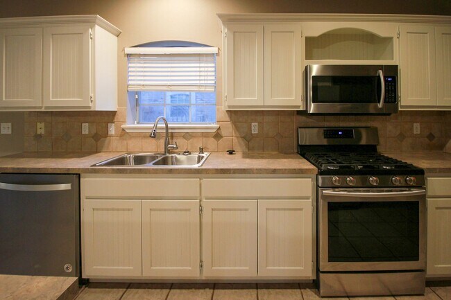 Building Photo - Darling Home In Jenks Schools!