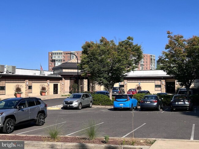 Building Photo - 15100 Interlachen Dr