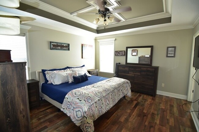 Building Photo - Stylish 3BD/2BA Home with Spacious Yard ne...