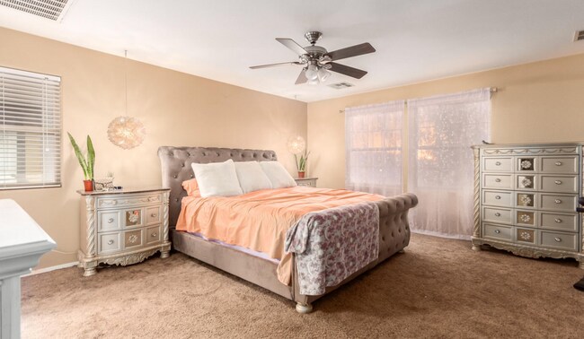 Building Photo - Amazing 4 bedroom In Lyons Gate!