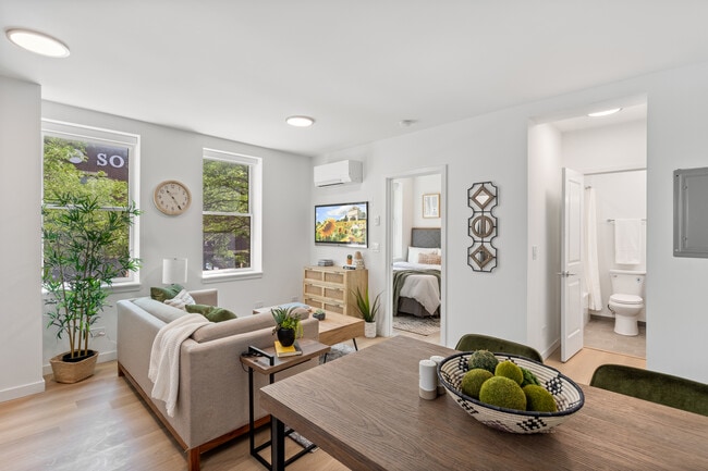 Tall ceilings and great sunlight - 1652 W Roscoe St