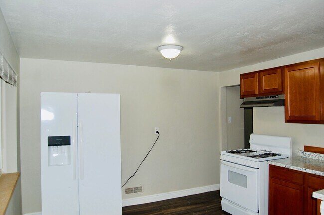 Building Photo - Updated 3Bedroom- In-Unit Laundry-$1,000 Move-In credit