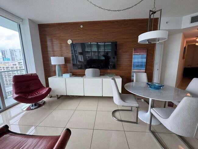 Building Photo - 1111 SW 1st Ave