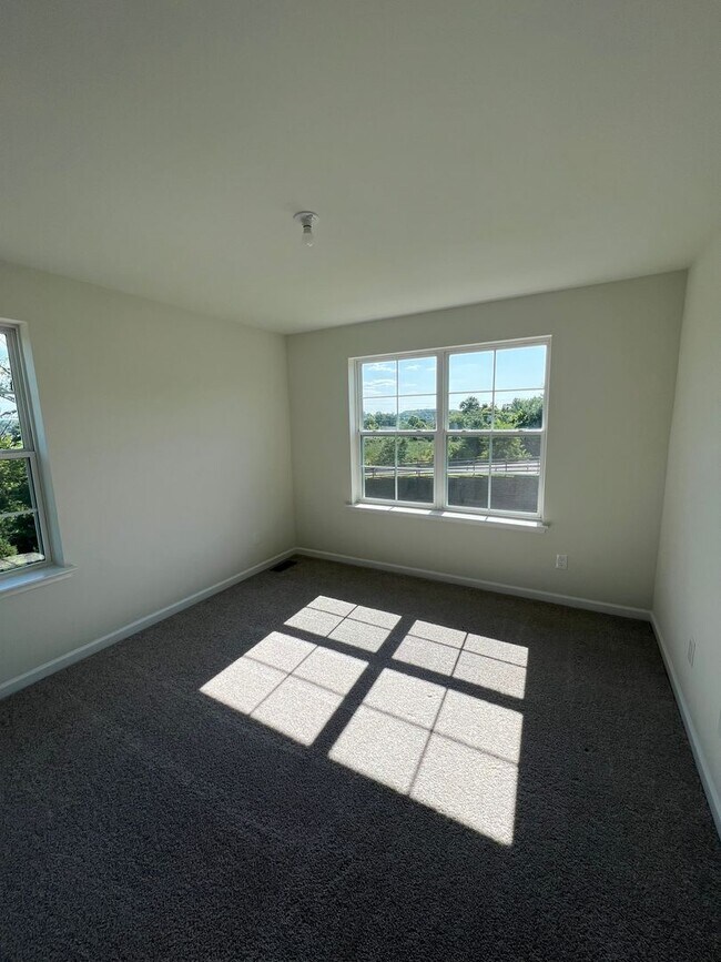 Building Photo - THREE BEDROOM TOWNHOME- PARKLAND SCHOOLS