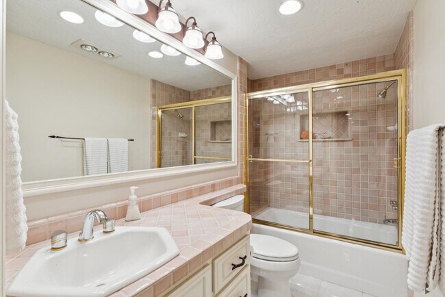 Building Photo - 716 Oak Point