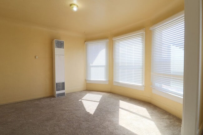 Building Photo - 405/407 W 5th Street
