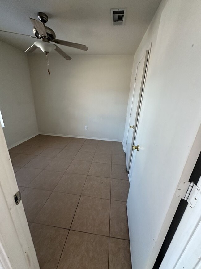 Building Photo - AVAILABLE NOW !