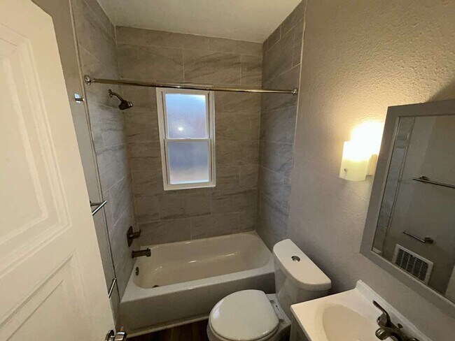 Building Photo - Two units, one home!