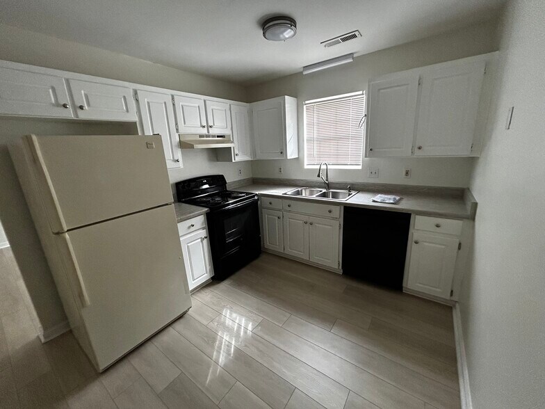 Building Photo - 553 Memorial Drive Ext