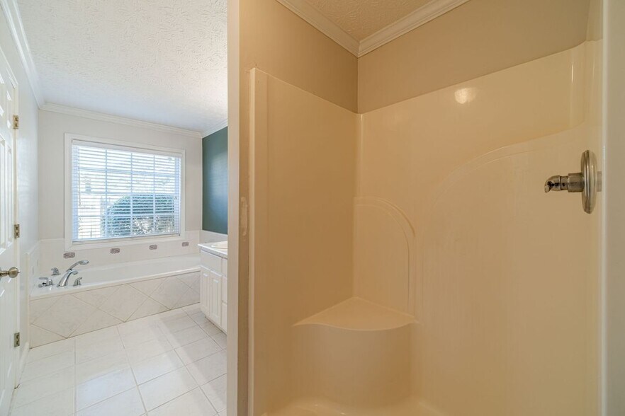 Building Photo - 231 Windermere Dr