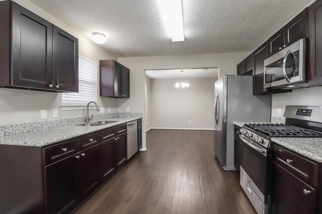 Building Photo - 21818 Hemlock Park Dr