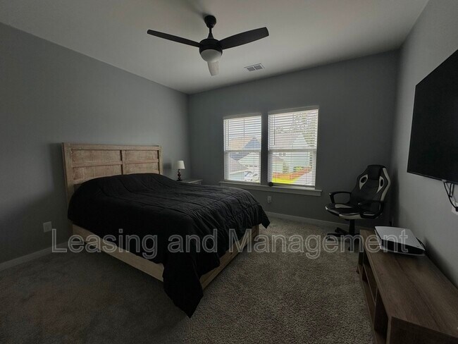 Building Photo - 125 Trumpet Vine Dr