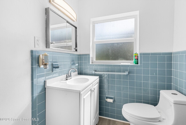 Building Photo - 407 Bunker St