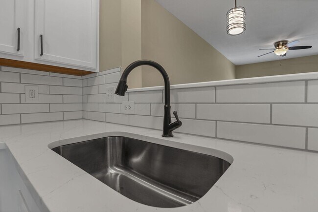 Building Photo - 1218 Green Dr