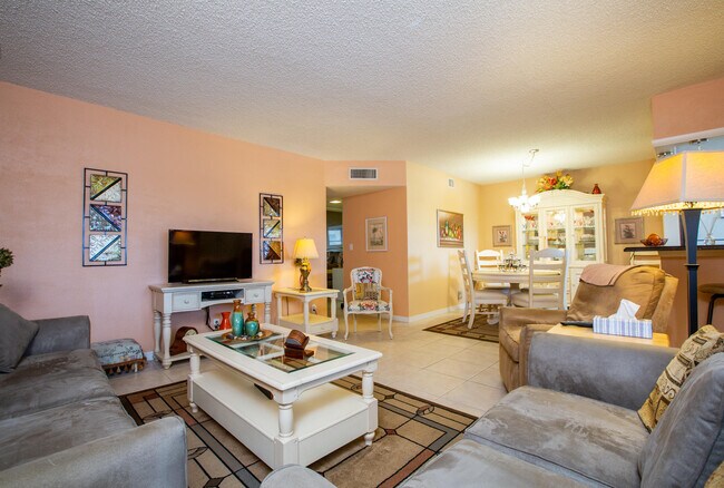 Building Photo - 651 Pine Dr