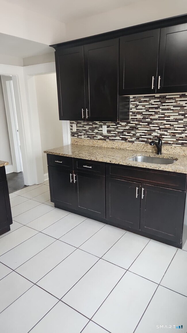 Building Photo - 67 Beardsley Park Terrace