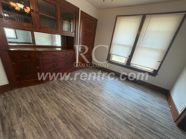 Building Photo - 7 Fairweight-