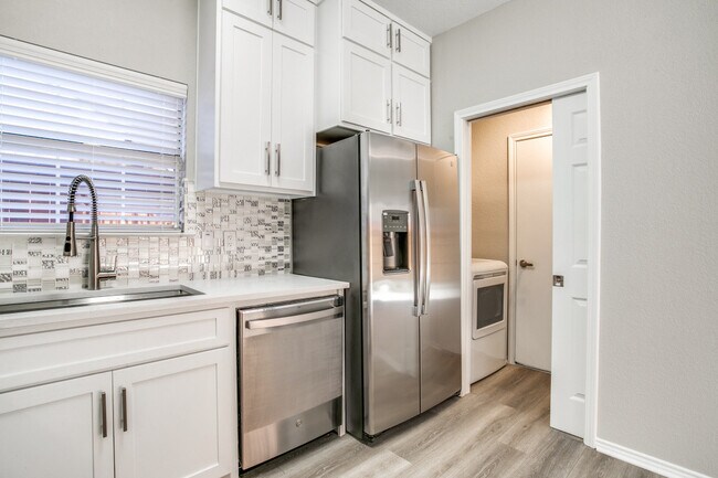 Building Photo - 641 Raintree Cir