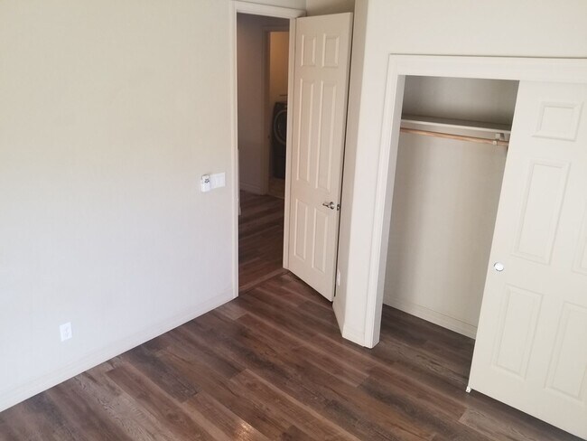 Building Photo - Beautiful, Pet Friendly, Multi-level, 2110 sqft, Luxury Townhouse w/A/C! 3 Bed, 2.5 Bath, + Loft ...