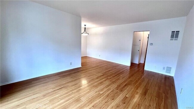 Building Photo - 919 N Orange Grove Ave