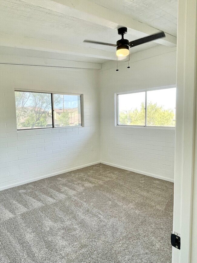 Building Photo - 37830 N Linda Dr