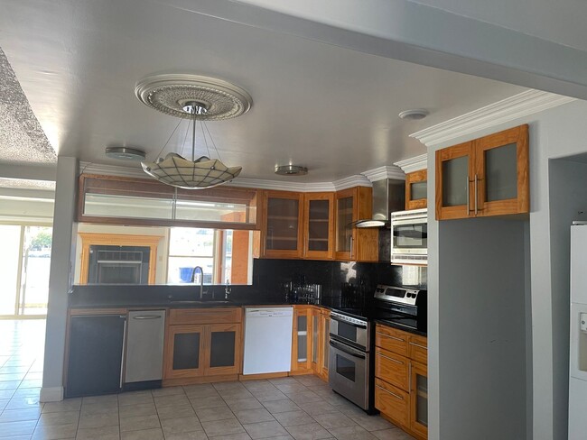 Building Photo - KEMPSVILLE LAKEFRONT TOWNHOUSE FOR RENT!