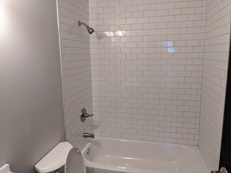 Rear full bathroom - 20 Portland St