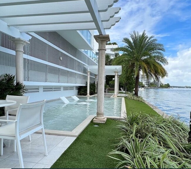 Building Photo - 9821 E Bay Harbor Dr