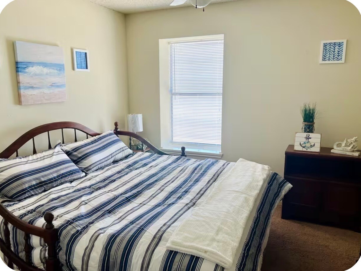 Building Photo - 402 14th St