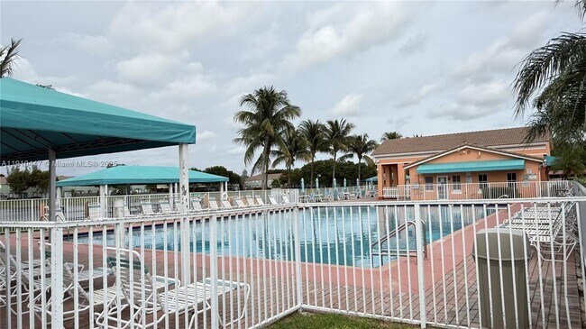 Building Photo - 1692 SE 29th Ct