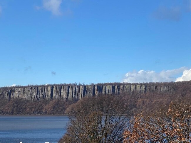 Building Photo - 493 Warburton Ave