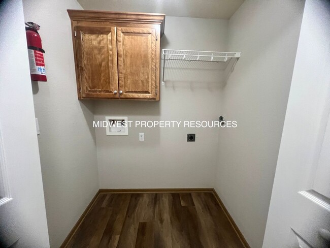 Building Photo - Spacious 3 Bedroom, 2 Bath Townhome availa...