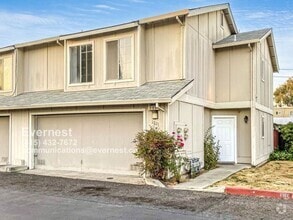 Building Photo - Charming 3-Bedroom Townhome with Spacious ...