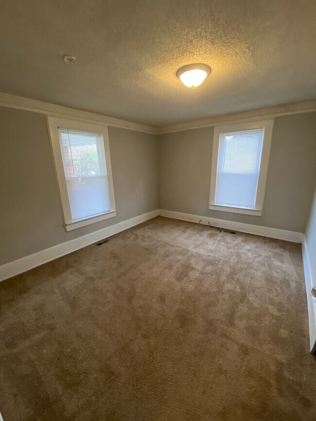 Building Photo - 2 bed 1 bath single family home newly remolded