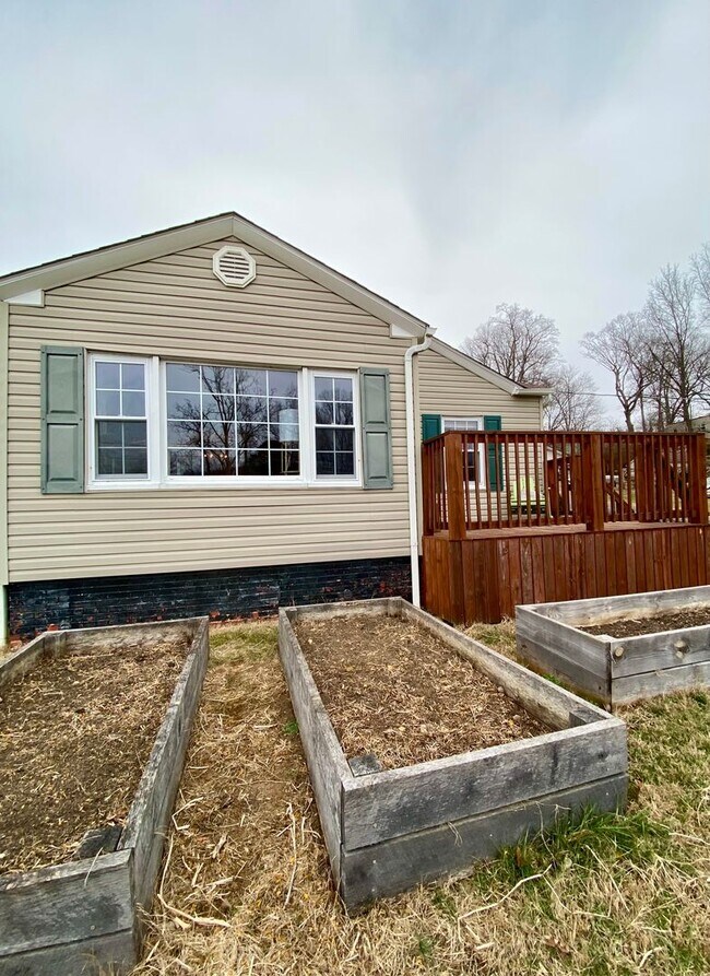 Building Photo - Spacious 3BR Home Minutes from Downtown Johnson City | W/D Included | Garden Beds