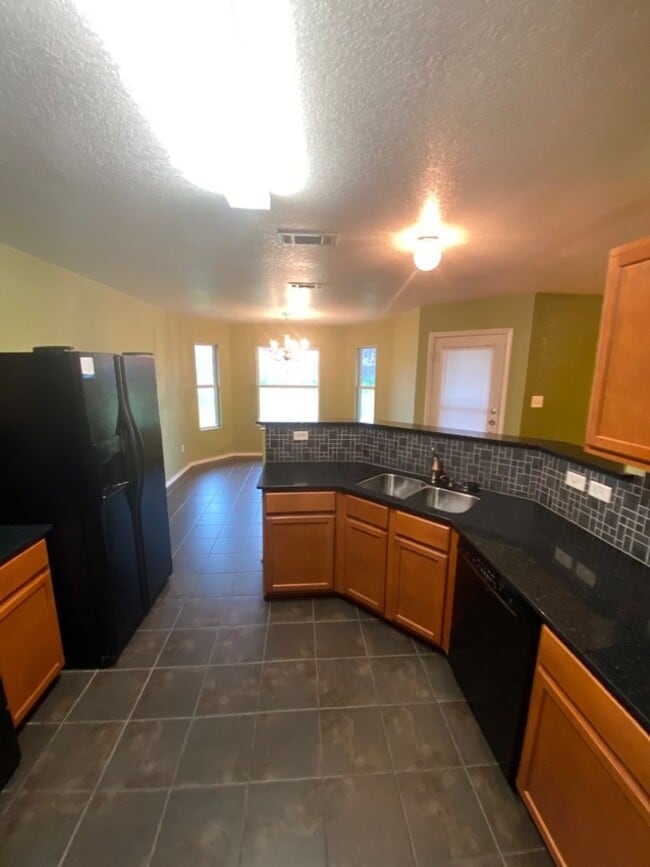 Building Photo - AVAILABLE NOW!