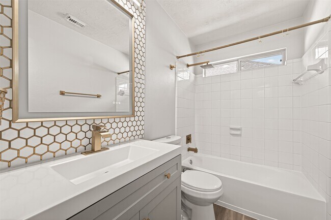 Building Photo - 19343 Dickson Park Dr