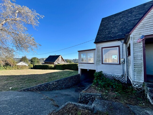 Building Photo - Spacious Coos Bay Home!! Lease Today!