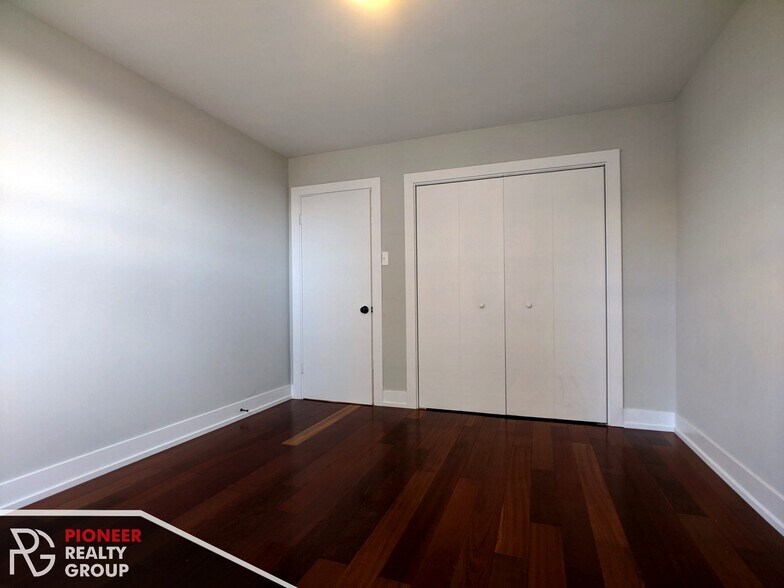 Building Photo - 429 W Wellington Ave