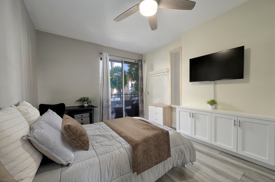 Building Photo - 121 S Palm Dr